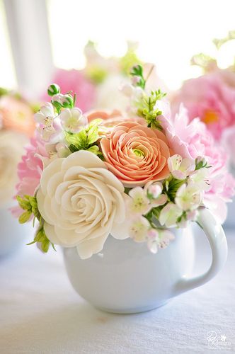 Vintage Wedding Colors, Teacup Flowers, Spring Tea Party, Birthday Flowers Bouquet, Tea Party Decorations, Spring Wedding Colors, Shower Centerpieces, Pink And White Flowers, Beautiful Flower Arrangements