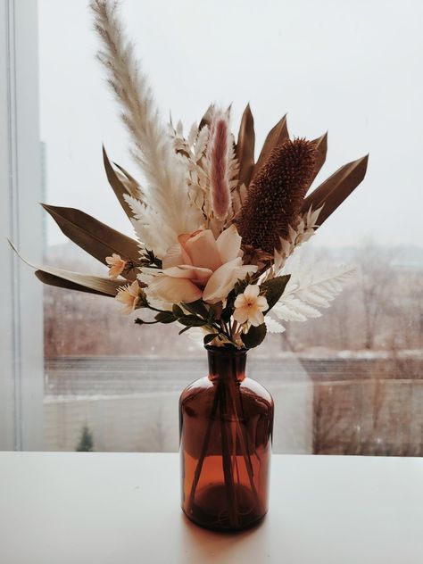 Dried floral wedding centerpieces boho diy decor Desert Flower Centerpieces, Brown Glass Wedding Centerpieces, Amber Vases Wedding Centerpieces, Amber Wedding Decor, Dried Floral Centerpieces, Amber Glass Wedding, Boho Centerpieces, Amber Vase, Boho Centerpiece