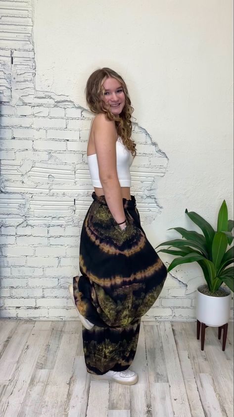 Tie dye green and black harem pants hippie Outfit Hippie Mujer, Black Tube Top Outfit Summer, Hipiee Outfit, Tie Dye Pants Outfit, Hippie Pants Outfit, Black Tube Top Outfit, Summer Hippie Outfits, Black Sweatpants Outfit, Boho Hippie Outfits