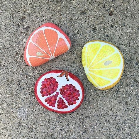 Cool Rock fruits ~.~ Trash Art, Painting Rocks, Cool Rocks, Pebble Painting, Rock Painting, Stone Painting, Pomegranate, Grapefruit, Painted Rocks