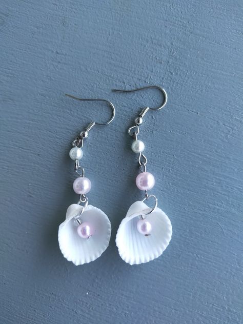 Seashell Jewelry Aesthetic, Sea Jewelry Aesthetic, Sea Shell Earrings Diy, Beach Themed Jewelry, Seashell Earrings Diy, Sea Shell Jewelry Aesthetic, Sea Themed Earrings, Sea Shell Earrings, Earring Inspo