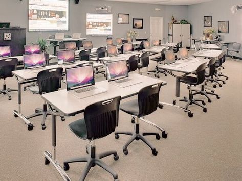 School Computer Lab Design, School Computer Room, Teacher Station, Lab Komputer, Modular Classroom, Computer Lab Design, Computer Lab Decor, School Computer Lab, Boarding School Aesthetic