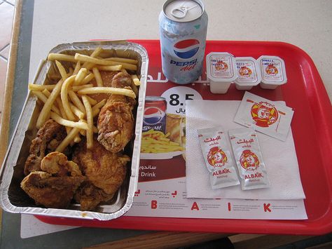 Al Baik Chicken. Saudi Arabia. This is where Tony Bourdain went! I want to go there and try this food! Saudi Arabia Food, Mcdonalds Saudi Arabia, Saudi Arabia Cuisine, Al Baik Chicken, Saudi Arabian Food, Arab Culture Aesthetic Food, Saudi Arabia Culture, Dessert Packaging, Ramadan Recipes