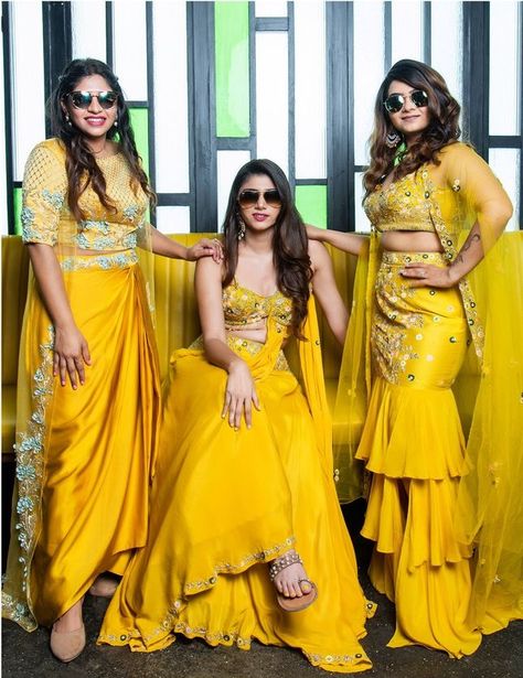 Haldi Outfit Ideas Bridesmaid, Mehendi Photoshoot, Haldi Poses For Bride, Haldi Dress Ideas, Haldi Poses, Haldi Photoshoot, Lehenga Bollywood, शादी की तस�्वीरें, Haldi Ceremony Outfit