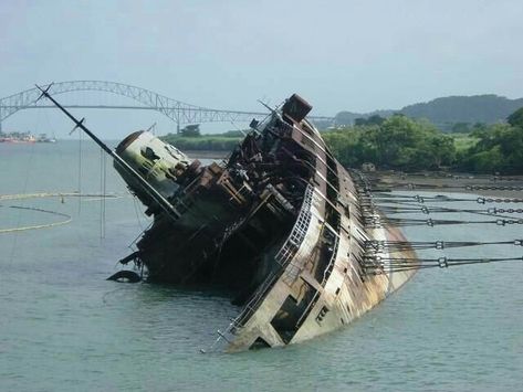 Sunken Boats, Old Ship, Eerie Places, Abandoned Ships, Old Boats, Panama Canal, Construction Equipment, Tall Ships, Shipwreck