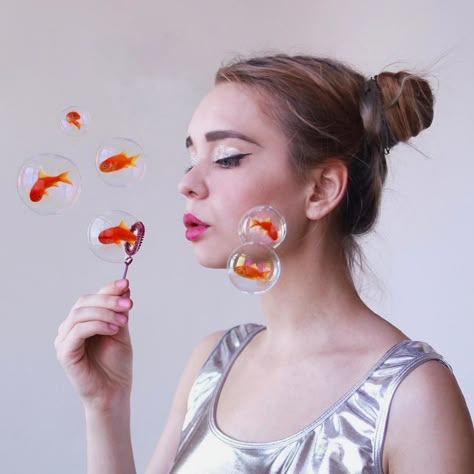 Nikiash Blowing Bubbles, Surrealism Photography, Conceptual Photography, Foto Poses, Poses References, Foto Art, Trik Fotografi, 영감을 주는 캐릭터, Creative Portraits