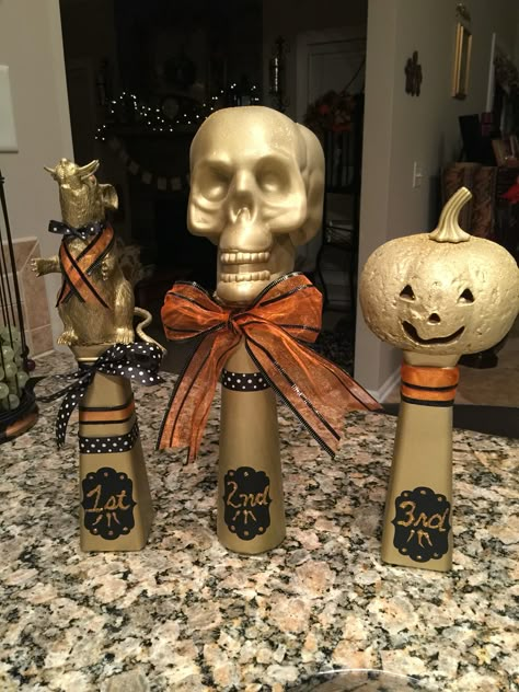 Halloween costume trophies made from vases and Halloween items from Dollar Tree.. Diy Costume Contest Trophy, Diy Halloween Trophy, Diy Halloween Trophies, Halloween Trophy Ideas, Halloween Costume Trophies, Halloween Party Prizes, Halloween Trophies, Trophy Diy, Halloween Prizes