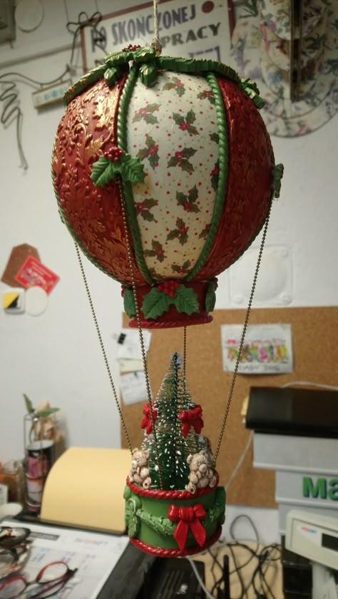 Christmas Hot Air Balloon Diy, Christmas Hot Air Balloon, Hot Air Balloon Decorations Diy, Hot Air Balloon Craft, Diy Hot Air Balloons, Hot Air Balloon Decorations, Balloon Crafts, Christmas Carnival, Christmas Tree Decorations Diy