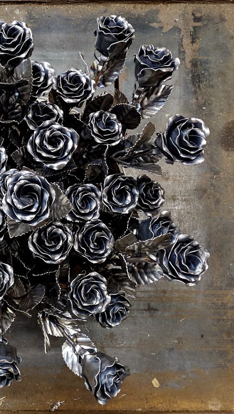 Welded Rose, Metal Bouquet, Welded Metal Projects, Metal Roses, Cutlery Art, Iron Rose, Unique Bouquet, Bouquet Of Roses, Flower Outline