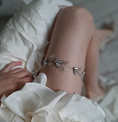 Rave Diy, Thigh Accessories, Thigh Jewelry, Bridgerton Aesthetic, Wedding Toss, Thigh Chain, Dainty Wedding, Classic Bride, Sketchbook Inspo