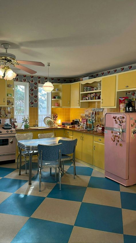 50s House Aesthetic, Family Photos Wall, American House Interior, Healing Room Ideas, Photos Wall Decor, Small Theatre Room, 1950s Kitchen Decor, Small Theatre Room Ideas, Theatre Room Ideas