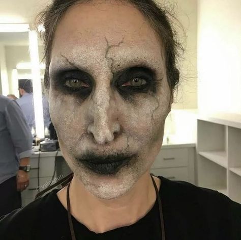 Valak Nun on Instagram: "@bonnieaarons1 behind the scenes 🎥#TheConjuring2 ⠀ ⠀ Make-up: @eleanormakeup 💄 ⠀ ⠀ #bonnieaarons #thenun #valak #behindthescenes #horror #scary #makeup #sfx #sfxmakeup #theconjuring #conjuring" Haunted House Makeup, Nun Halloween, Monster Makeup, Horror Make-up, Creepy Halloween Makeup, Halloween Makeup Diy, Day Makeup Looks, Casual Makeup, Amazing Halloween Makeup