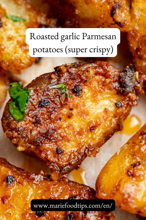 These oven-roasted potatoes, deliciously crispy on the outside and perfectly tender on the inside, are coated with a garlicky Parmesan cheese mixture. Sounds mouthwatering, right? Delicious flavor + incredible ease of preparation = perfect combo! Parmesan Garlic Potatoes In Oven, Oven Roasted Parmesan Potatoes, Roasted Garlic Parmesan Potatoes, Garlic Parmesan Roasted Potatoes, Garlic Parmesan Potatoes, Parmesan Roasted Potatoes, Potatoes In Oven, Starter Recipes, Oven Roasted Potatoes