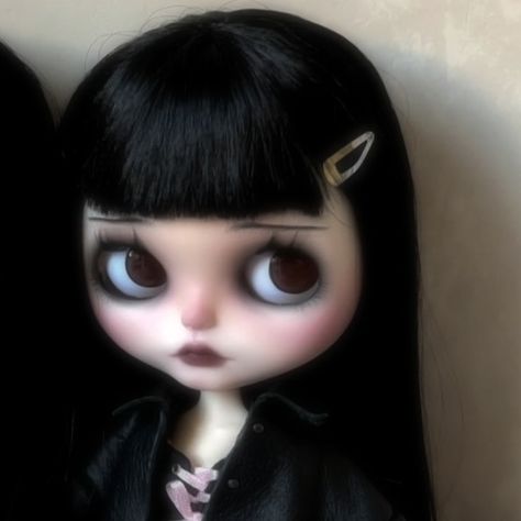 #blythedoll #doll #icon #cutecore   (@littlecreaturethings on ig) Blythe Dolls Black Hair Glasses, Blythe Doll Icon, Goth Doll Aesthetic, Black Hair Blythe Doll, Blythe Doll Makeup, Blythe Doll Aesthetic, Doll Aesthetic Pfp, Goth Blythe Dolls, Blythe Doll Black Hair