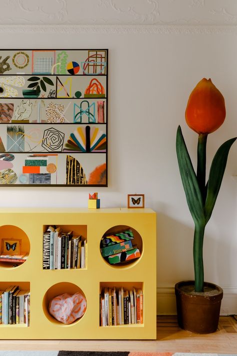 Bathroom With Artwork, Postmodern Decor, Funky Interior, Funky Interior Design, Funky Room, Minimalist Maximalist, Dusen Dusen, Brooklyn Brownstone, Picture Frame Molding