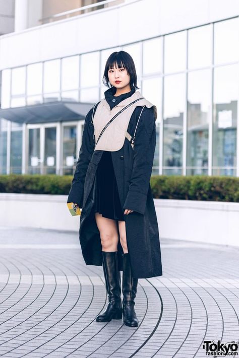 Shinjuku Girl Vintage Street Style w/ Tan Vest, Black Maxi Coat, Beautiful People Bag & Knee-High Boots – Tokyo Fashion College Student Style, Bunka Fashion College, Asia Fashion, Tan Vest, Vintage Street Fashion, Vintage Street Style, Black Bob, Vintage Black Dress, Asian Street Style