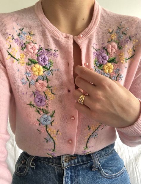 Vintage Cardigan Outfit, Floral Cardigan Outfit, Online Vintage Stores, Floral Print Sweater, Outfit Retro, Chose Outfit, Vintage Instagram, Personal Style Inspiration, Embroidered Cardigan