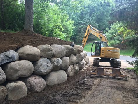 Using Landscape Boulders In Your Yard - Live in Your Backyard Boulder Landscaping, Landscape Boulders, Boulder Wall, Boulder Retaining Wall, Boulder Rock, Rock Retaining Wall, Stepping Stone Walkways, Retaining Wall Design, Tree Types