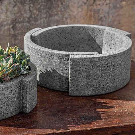 Concrete Yard Decor, Homemade Plant Pots, Concrete Crafts Diy, Simple Rock Landscaping Ideas, Concrete Furniture Diy, Concrete Decoration, Decoration Beton, Contemporary Planters, Diy Concrete Planters