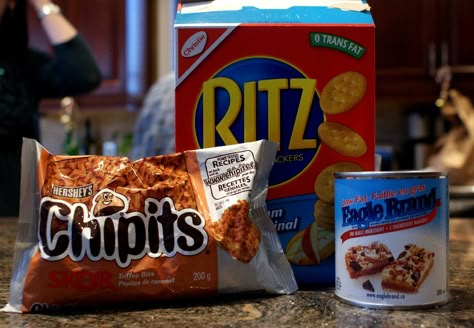 Easiest, yummiest and fastest dessert ever! Crush a box of Ritz crackers finely, stir in Skor chips and can of Eagle Brand, bake for 8-10 minutes at 350 and SHAZAM! Chewy delicious delights! Skor Bar Squares, Ritz Cracker Dessert, Skor Bars, Cracker Dessert, Ritz Cracker Recipes, Dessert Squares, Fast Desserts, Crush A, Kid Snacks