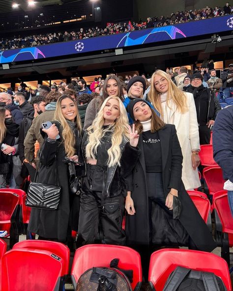 Football Girlfriend, Football Wags, Barcelona City, Friendship Goals, Teenage Dream, Future Life, Life Inspiration, Boyfriend Material, Real Madrid