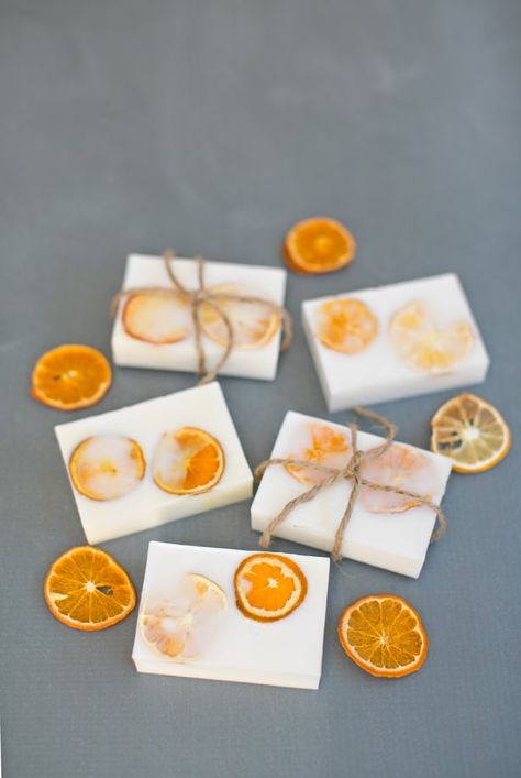 Easy Homemade Soap, Soap Photography, Savon Diy, Easy Soap Recipes, Diy Soap Recipe, Citrus Soap, Săpunuri Handmade, Handmade Soap Recipes, Soap Making Recipes