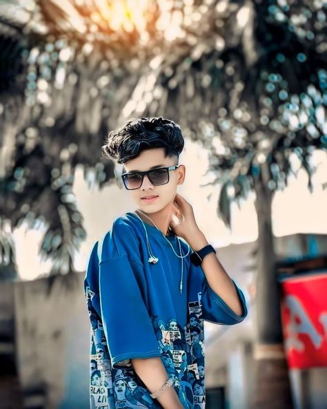 Music Earphones, Airpods Iphone, Headphone Wireless, Attitude Stylish Boys Pic, Handsome Clothes, Men Fashion Photoshoot, Men Fashion Photo, Headphones Music, Drawing Couple Poses