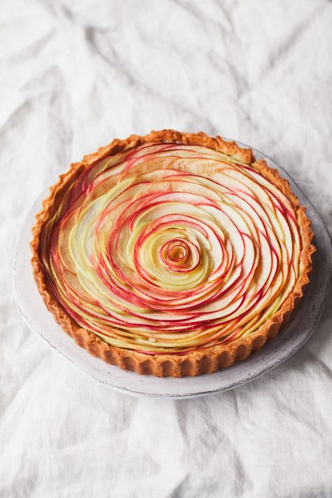 French Apple Rose Tart with frangipane Tart Shells Recipe, Rose Tart, Apple Rose Tart, French Apple Tart, Apple Tart Recipe, Apple Rose, Tart Dough, Fruit Crumble, Tart Baking