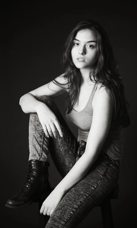 Quinn Shephard, Midnight Sun Movie, Sitting Pose, Sitting Poses, Midnight Sun, No Makeup, Rafael Nadal, Charli Xcx, Reference Poses