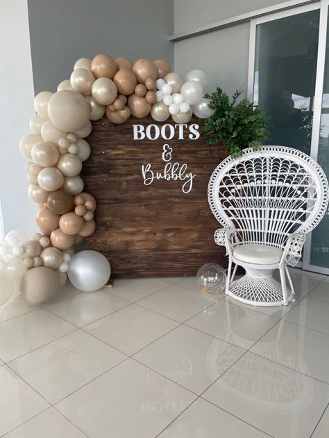 Bridal Shower Party Themes Ideas, Western Bridal Shower Backdrop, Boots Bridal Shower Ideas, Boots And Bubbles Party, Boots Bridal Shower Decor, Rustic Chic Bridal Shower Ideas, Rustic Bridal Shower Theme, Boots Brunch And Bubbly, Rustic Theme Bridal Shower Ideas