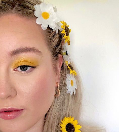 Folklore Inspired Makeup Taylor Swift, Daisy Makeup Look, Daisy Costume Flower, Daisy Makeup, Sunflower Makeup, Sunflower Costume, Daisy Costume, Floral Goddess, Eras Outfits