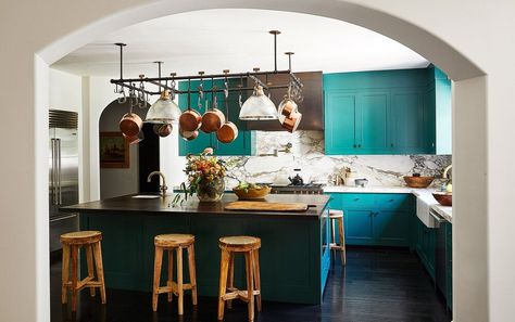 Kendall Jenner's Warm Los Angeles Home with a Teal Kitchen - The Nordroom Kendall Jenner House, Celebrity Kitchens, Jenner House, Teal Kitchen, Green Cabinets, Kitchen Trends, Los Angeles Homes, Styl Boho, Green Kitchen