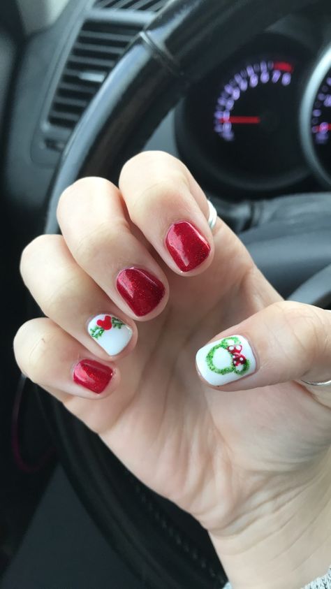 Christmas Disney Nails Simple, Short Disney Christmas Nails, Emily In Paris Nails, Disney Christmas Nails Simple, Christmas Disney Nail Designs, Disney Christmas Nail Designs, Disney Xmas Nails, Christmas Mickey Nails, Disney Christmas Nail Art