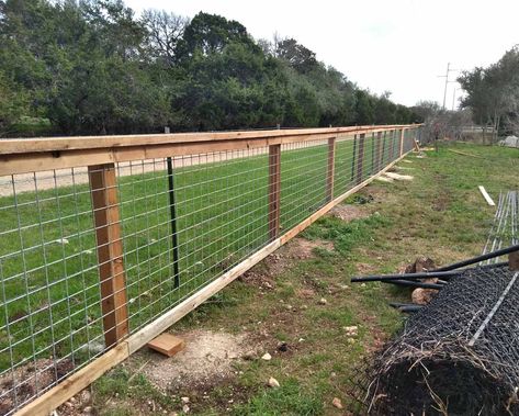 Fence With Metal Posts, Fence With Wire, Hog Panel Fencing, Cattle Panel Fence, Yellow Brick Houses, Hog Wire Fence, Panel Fence, Wooden Fence Posts, Metal Fence Posts