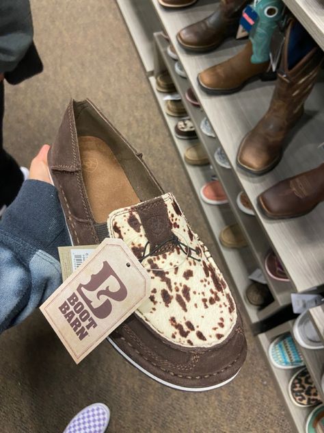 Arait Shoes, Ariat Hey Dudes, Ariat House Shoes, Ariat Cow Print Slippers, Cheetah Print Ariat Boots, Outfit Navidad, Best Dad Jokes, Western Shoes, Western Fits