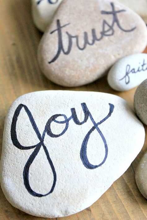 How To Write On Rocks, Painted Rocks For Wedding, Writing On Rocks, Rocks Design, Stone Decoration, Design For Beginners, Stone Sign, Paint Rocks, Fake Stone