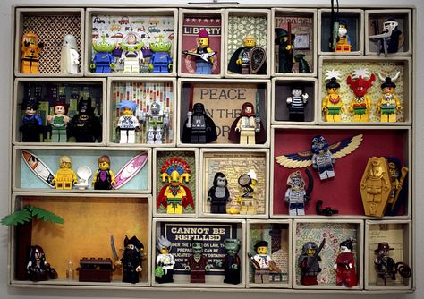 #LEGO Minifig Display.  This looks like a fun project for boys.  No directions but easy to do. Lego Room Ideas, Lego Display Ideas, Lego Minifigure Display, Lego Bedroom, Art Display Kids, Lego Display, Lego Diy, Lego People, Lego Room