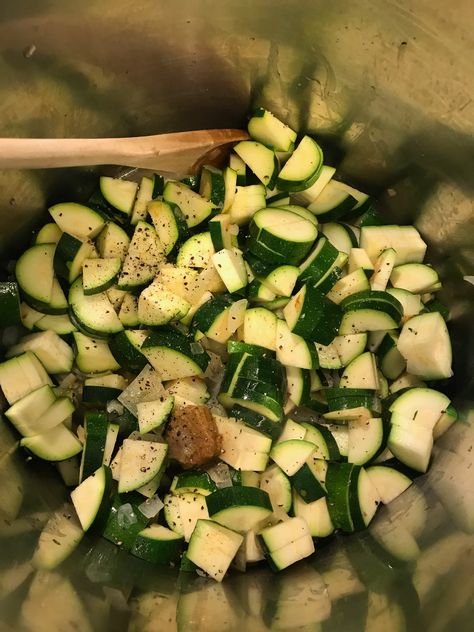 Zucchini Pasta Sauce, Zucchini Pasta Recipes, How To Cook Zucchini, Italian Chef, Making Pasta, Zucchini Pasta, Pasta Sauce Recipes, Specialty Foods, Seasonal Recipes