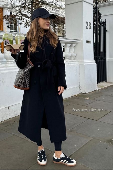 Winter Outfits Long Black Coat, Wool Coat Sneakers Outfit, Nyc Winter Outfits Black Coat, Nyc Winter Looks, Park City Style, Paris Mom Style, Nyc Travel Outfit Winter, Europe Winter Outfits Plus Size, Barcelona Style Winter