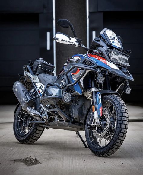 Adventure Motorcycle Camping, Bmw Motorcycle Adventure, Bike Rider Photography, Bmw Adventure Bike, Adventure Bike Motorcycles, Motogp Valentino Rossi, Custom Bikes Cafe Racers, Bmw R 1250 Gs, Bmw Touring