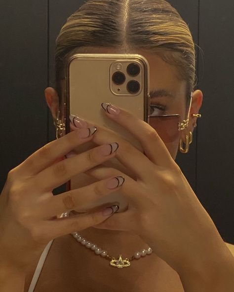 Black Simple Nails, Aesthetic Nails Ideas, Euphoria Nails, Aesthetic Nails, Rich Girl Aesthetic, Nail Photos, Spotify Apple, Mirror Pic, Girls Nails