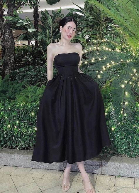 Asian Couture, Black Clothes, Cold Outfits, Woman Style, Black Mini, Mini Black Dress, Strapless Dress Formal, Mini Dress, Formal Dresses