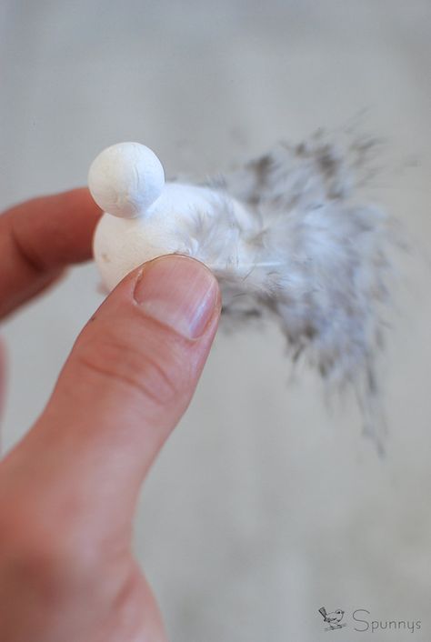 Crafts Using Feathers, Woodland Winter Decor, Crafts With Bird Feathers, Things To Make With Feathers, Diy Feather Ornaments, Quail Feather Crafts, Bird Themed Christmas Tree Ideas, Diy Feather Christmas Ornaments, Feather Ornaments Diy