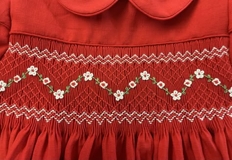 Christmas Smocking Plates, Smocking Frocks, Smock Dress Pattern, Smocking Fashion, Baby Dress Ideas, Smock Pattern, Smocking Designs, Smocked Baby Clothes, Smocking Dress