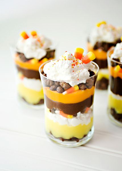 Candy Corn Parfait Cocoa Puffs Cereal, Být Fit, Spooky Halloween Desserts, Halloween Parfait, Leftover Halloween Candy, Parfait Desserts, Fun Dessert, Candy Corn Halloween, Halloween Sprinkles