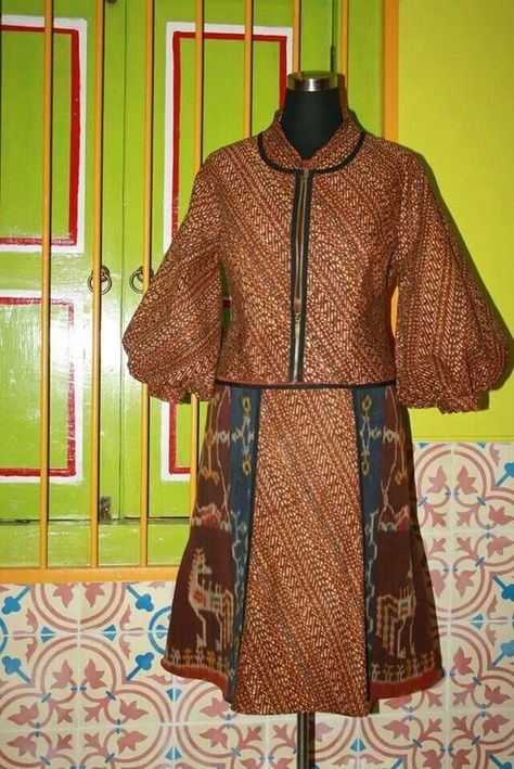 Batik Blazer, Mode Batik, Thai Silk Dresses, Batik Kebaya, Dress Batik, Ikat Dress, Indonesian Batik, Batik Design, Batik Fashion