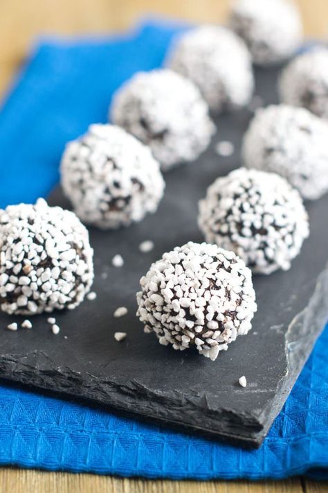 Swedish No-Bake Chocolate Balls - Chokladbullar Fika Recipes, Energy Balls With Dates, Swedish Baking, Swedish Foods, Swedish Treats, Swedish Coffee, Chocolate Ball, Food Desert, Swedish Food