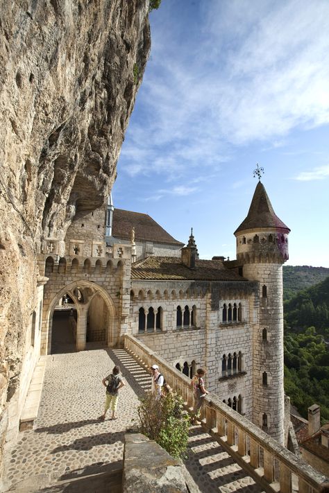 Accroché à une falaise du Haut-Quercy, Rocamadour est à la fois sanctuaire catholique, cité médiévale et  point de départ de randonnées dans la vallée de l'Alzou. #rocamadour #perigord #plusbeauvillage #lot #occitanie #centre #sud #france #patrimoine #patrimoinefrancais #detoursenfrance #visitfrance #midipyrenees #quercy #occitanietourisme #occitaniemylove Rocamadour France, Luxury Destinations, Chateau France, Disneyland Park, Beaux Villages, Le Lot, City Aesthetic, France Travel, Europe Travel