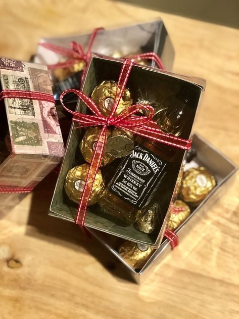 Diy Alcohol Gifts, Xmas Gift Wrap, Hearts Dress, Chocolate Gifts Basket, Horse Dress, Diy Gift Set, Valentine Dress, Alcohol Gifts, Valentine Hearts