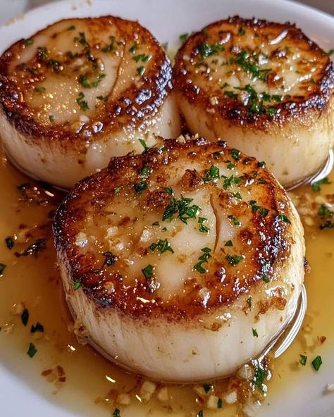 Sven Nadel Butter Scallops Recipe, Garlic Butter Scallops Recipe, Garlic Butter Scallops, Butter Scallops, Scallops Recipe, Baked Scallops, Melt Recipe, Sea Scallops, Baked Garlic